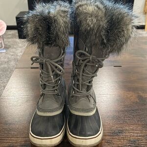 Size 9 women’s Joan of Arctic Sorel boots